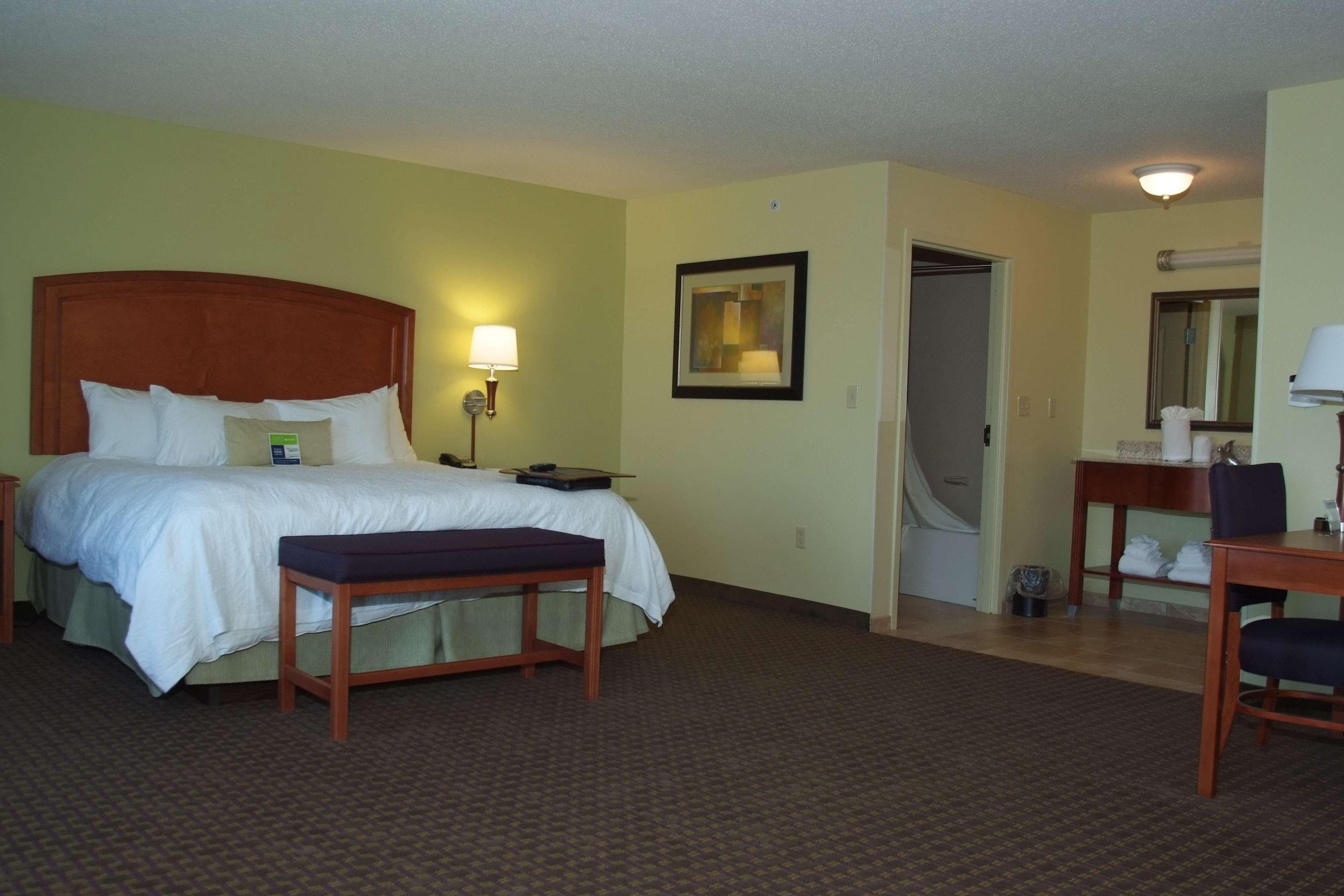 Hampton Inn Macomb Room photo