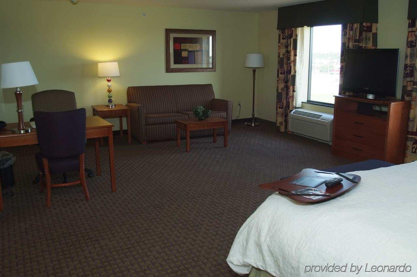 Hampton Inn Macomb Room photo