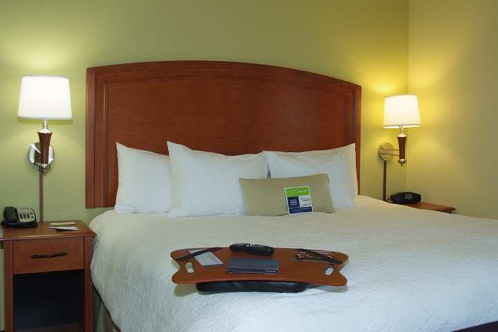 Hampton Inn Macomb Room photo